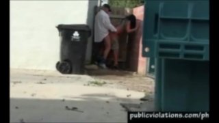 Plongée dans une benne à ordures