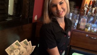 金髪なバーテンダー美人が仕事でセックスするように納得される
