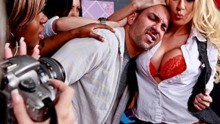 Сексуальная сестра женского общества ловит подглядывающего кота в своей комнате общежития