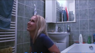PublicAgent Fit Młoda laska potrzebuje hydraulika