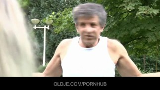 Vieux avec Jeunes Femmes
