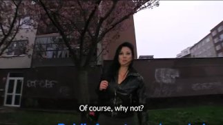 PublicAgent - Krystina se penche pour avoir une poche pleine de liquide