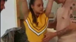 チアリーダーは2本のチンポをしゃぶる