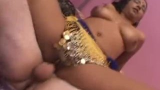 Ragazza indiana scopata e viene sborrata dalle guance del culo
