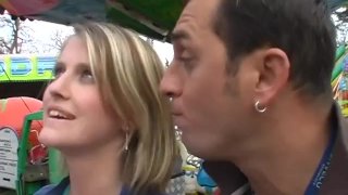 outil de promenades mignonne dans un parc d’amusement