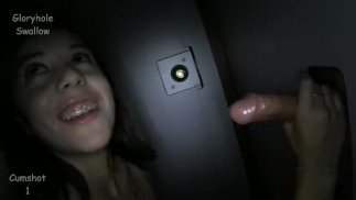 Twee Latina tieners bezoeken gloryhole