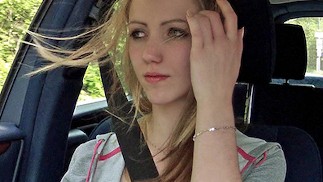 Stranded Teens - Jonge Europese blonde heeft een lift nodig
