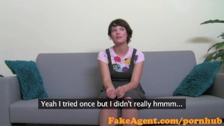 FakeAgent Cute garota leva gozada enorme na cara em entrevista de elenco