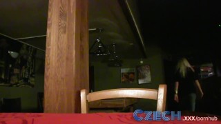 Checa Blonde folla por dinero en los baños del restaurante