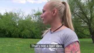 PublicAgent Glamoureus model met grote borsten buiten geneukt.