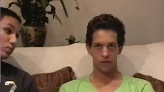 直的twinks拉扯和吸吮