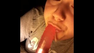 把那些内裤拉到一边