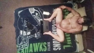 Fan di Seahawk che si masturba sul mio letto con la telecamera a soffitto.