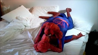 スパイダーマンはスパイダーマンダミーをこぶします