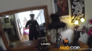 Фальшивый полицейский - полицейский в форме трахает жадных до члена шлюх