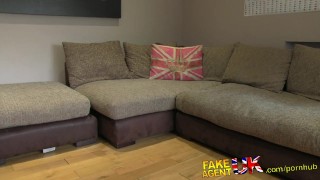 FakeAgentUK Tengere Amerikaanse neukt haar nieuwe castingagent