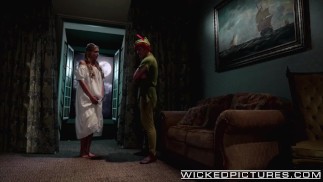 Wicked - Keira Nicole es golpeada por Peter Pan