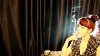 Cute fumando todos los blancos