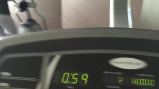 Esta joven termina su entrenamiento de culo con una corrida en su coño