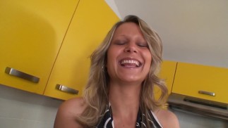 Echte tschechische Kellnerin fickt für Geld. Hausgemachtes Video