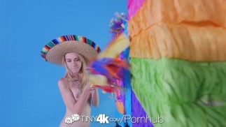 Tiny4K - Flaca Kristy May disfruta de una fiesta de cogida sexy