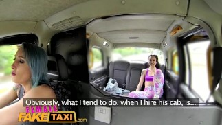 FemaleFakeTaxi Sexy lesbický popruh na kurva v kabině