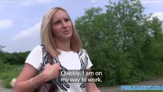 PublicAgent Incroyable seins naturels rebondissant alors qu’elle chevauche une bite