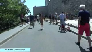 Novinha sexy nua em ruas públicas