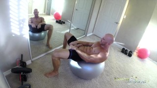 SinsLife - Lo stallone porno Johnny Sins si masturba mentre si allena