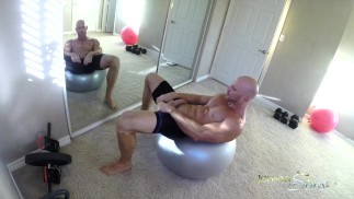 SinsLife - Porno Stud Johnny Sins Onanuje Při Cvičení