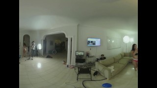 Tiener latina lesbiennes olie worstelen met hun grote kont stiefzussen in VR