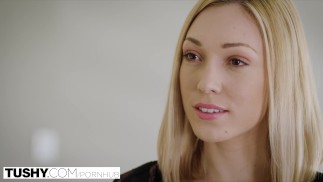 Tushy Ogromny czarny kutas rozciąga dupę żony