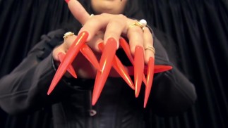 Profundizando tu adicción a mis uñas de tacón de aguja