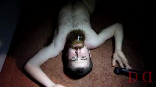 Thedudewhosadude se mu udělá do vousů a hraje si s nohama