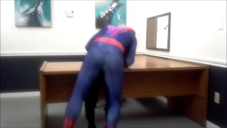 Spiderman hrbí lupiče, kterého najde v kanceláři