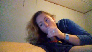 Incrível boquete deepthroat de Tiny Feesha