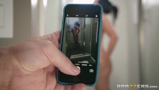 Nevlastní syn chytí Reagana Foxxe ve sprše - Brazzers