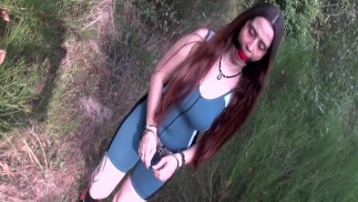 Caminando esposado y amordazado al aire libre