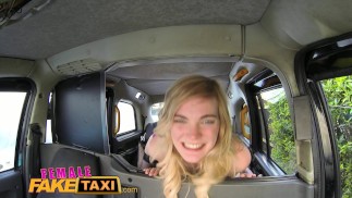 Female Fake Taxi Post-student likt haar eerste natte poesje