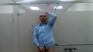 Aftrekken in openbaar toilet