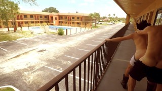 ZweiLongHorns Ficken Auf Öffentlichem Motelbalkon Riskanter Bareback Amateur Cowboy
