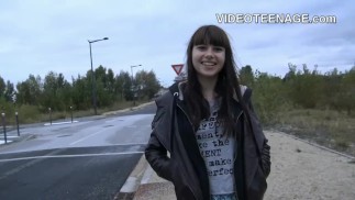 Des jeunes femmes de 18 ans font un casting porno