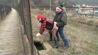 dospívající dostane v prdeli děda na veřejnosti