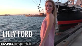 Capitão Lilly Ford se reportando para o dever de chupar pau