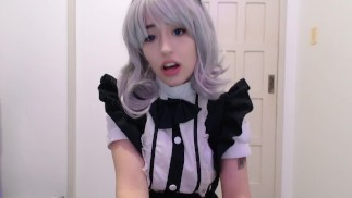 メイドコスプレの女の子が上司にしゃぶり、物乞い