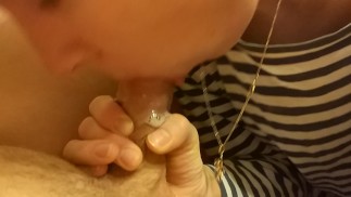 Heiße junge Frau Blowjob und Handjob für den schönen Cumshot