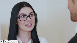 刺青の色白スレンダー海外美女が発情した男に舌をピストンされて感じる