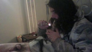 Joven masculino (solo) fumando + bebiendo + cogiendose