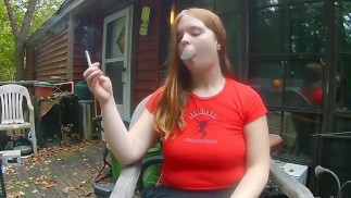 Roodharige rookt een sigaret