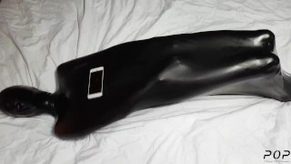 Miss Perversion, geplaagd en ademgestuurd in een latex!